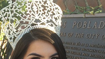 Ruby señala la placa de la fundación de Los Ángeles por parte de familias de Sinaloa y Sonora.