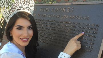 Ruby señala la placa de la fundación de Los Ángeles por parte de familias de Sinaloa y Sonora.