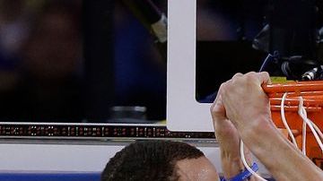 Stephen Curry se cuelga del aro en un partido con Golden State.