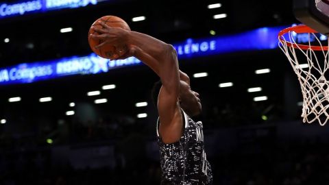 Andrew Wiggings, MVP del partido, machaca el aro.