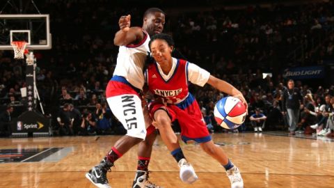 Kevin Hart trata de defender a Mo'ne Davis.