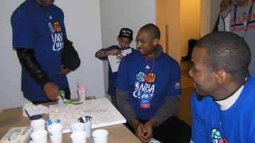 Al Horford (centro), de los Hawks de Atlanta, ayer durante el evento de NBA Cares, como parte de las actividades del Juego de Estrellas en la ciudad de Nueva York.