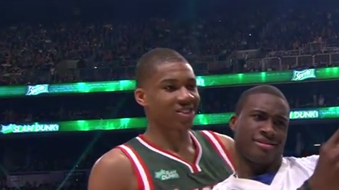 El momento del "selfie" entre los hermanos Antetokounmpo.