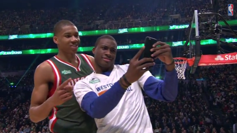 El momento del "selfie" entre los hermanos Antetokounmpo.