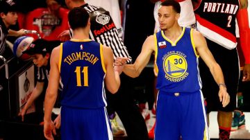 Stephen Curry y Klay Thompson se saludan en el concurso de triples de la NBA.
