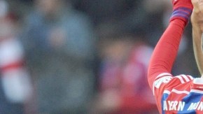 Robert Lewandowski (d) y Franck Ribery celebran un gol ante el desconsuelo de arquero Jaroslav Drobny.