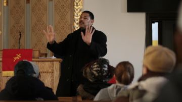 El Reverendo Danilo LaChapel habla a los feligreses de su congregación Iglesia Bautista Española,  en El Bronx.