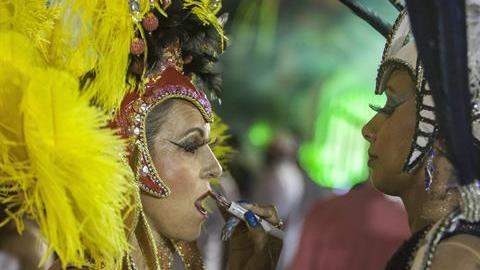 La fiesta de Brasil es manchada por la violencia.