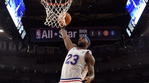 LeBron James mostró todo su poderío físico al atacar el aro durante el Partido de Estrellas.