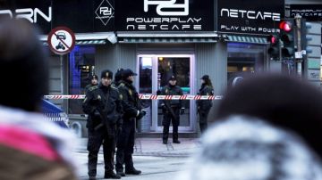 La Policía danesa detuvo ayer a varias personas en una redada en un cibercafé en   el complejo de Mjølneparken, en Copenhague, con alto porcentaje de población inmigrante.