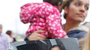 Erika Zambrano sostiene una foto de Antonio Zambrano.