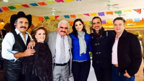 Don "Chente" con su esposa Refugio y sus hijos.