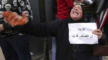 Una mujer llora por el asesinato  de una veintena de coptos egipcios en Libia.