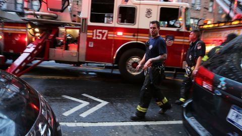 Tres bomberos también resultaron heridos.
