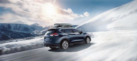 Aunque el motor no es tan potente, el Nissan Rogue ofrece buen espacio y economía de combustible.