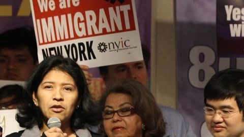 Angélica Salgado (izq.) y su hijo Pablo junto al grupo de inmigrantes.