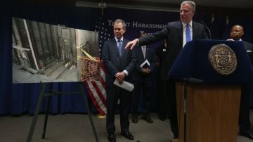 El plan fue anunciado por el alcalde y el fiscal de Nueva York, Bill de Blasio (al centro) y Eric Schneiderman, respectivamente.