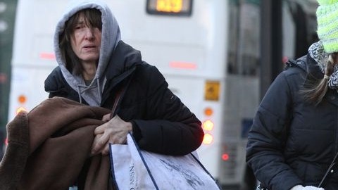 Debe alertar si ve un desamparado que esté en peligro.