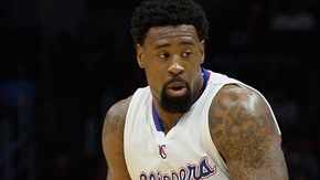 Chris Paul lucha ante dos jugadores de los Spurs.