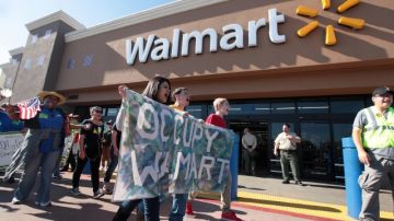 Los trabajadores de Walmart llevan meses protestando sus salarios.
