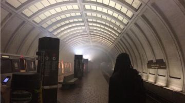 El humo se acumuló en un estación de subterránero de Washington DC.