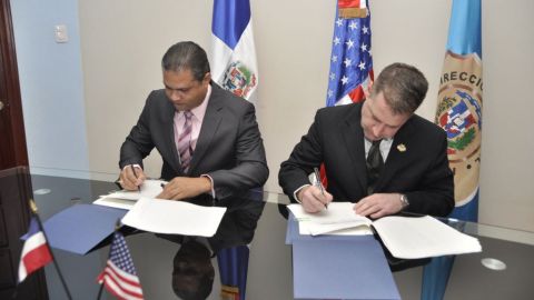 Firma del pacto entre ambas naciones.