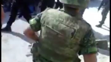 El video muestra a elementos del Grupo de Armas y Tácticas Especiales de Coahuila acribillando a muerte a dos civiles.