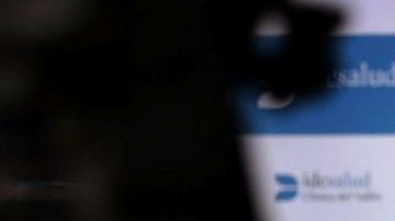 El mánager de Fernando Alonso, Luis García Abad, atiende a los medios en el Hospital General de Cataluña.