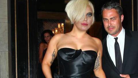 Desde que es una mujer prometida "todo es mejor" para la cantante.