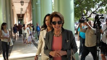 La líder demócrata Nancy Pelosi (c)  en La Habana.