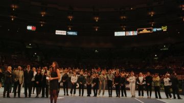 Gabriela Sabatini se dirige al público congregado en el Madison Square Garden de NY, al anunciar su retiro en 1996.