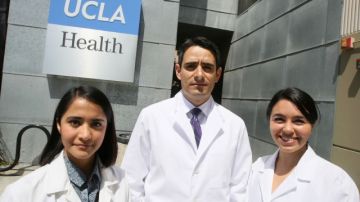 Un grupo de doctores inmigrantes que logró obtener su licencia para ejercer como médicos en Estados Unidos.