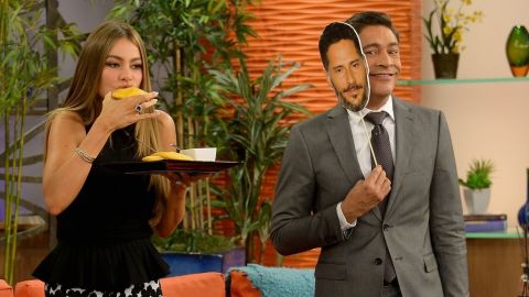 A Sofía felicitó a Joe (Johnny Lozada) por haber aprendido a hacer arepas.