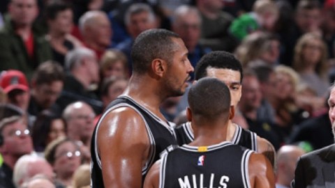 Gregg Popovich charla con los jugadores de los Spurs.