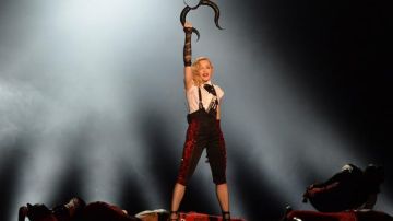 En plena ceremonia de los BRIT Awards, 'La Reina del Pop' tuvo una aparatosa caída.