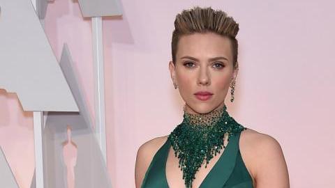 Scarlett fue sorprendida por John Travolta cuando posaba para los fotógrafos.