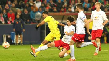 El mexicano Giovani dos Santos (9), del Villarreal anotó un gol ante el Red Bull de Salzburgo ayer en Austria.
