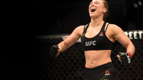 Rousey festeja tras culminar su victoria sobre Zingano a los 14 segundos del primer round el sábado por la noche en el Staples Center de Los Ángeles.