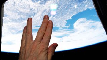Un astronauta fotografió el saludo de mano de "Larga vida y prosperidad" que Nimoy hizo famoso como Spock en Star Trek.