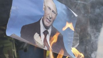 Activistas prenden fuego a una imagen de Vladimir Putin en las calles de Moscow, Rusia donde se llevó a cabo una megamarcha en memoria del fallecido Borís Nemtsov.