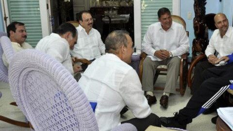 El exmandatario durante la reunión con los ex presos de EEUU.