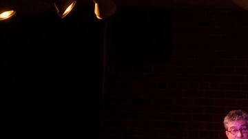 Guillermo Fesser (izq.) debutó en el Cervantes acompañado por el actor Luis C. de La Lombana.