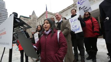 Estudiantes como Deyci Ventura (17) -en primer plano- participaron de la protesta en City Hall.