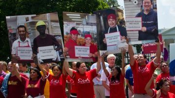 Abogados denuncian que posibles beneficiarios de alivios migratorios han sido detenidos por ICE.