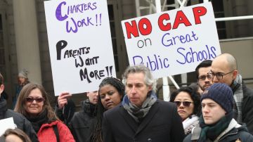 Activistas a favor de las escuelas charter se manifiestan en una protesta previa en el exterior de City Hall.