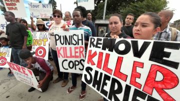 Residentes de  Compton  protestan por lo que llamaron "asesinatos" por parte de la Oficina del Sheriff de LA