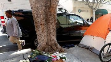 Un altar improvisado honra la memoria de "África"en Skid Row.