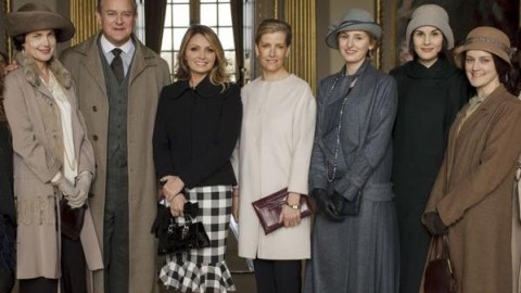 Angélica recordó sus tiempos de actriz al visitar el set de Downton Abbey.