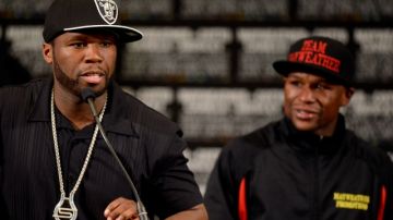 '50 Cent' (izq) y el invicto campeón Floyd Mayweather Jr.  en  2012 cuando eran buenos amigos.