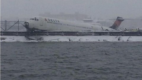 El avión quedó asomando a las aguas de la bahía de Flushing.
